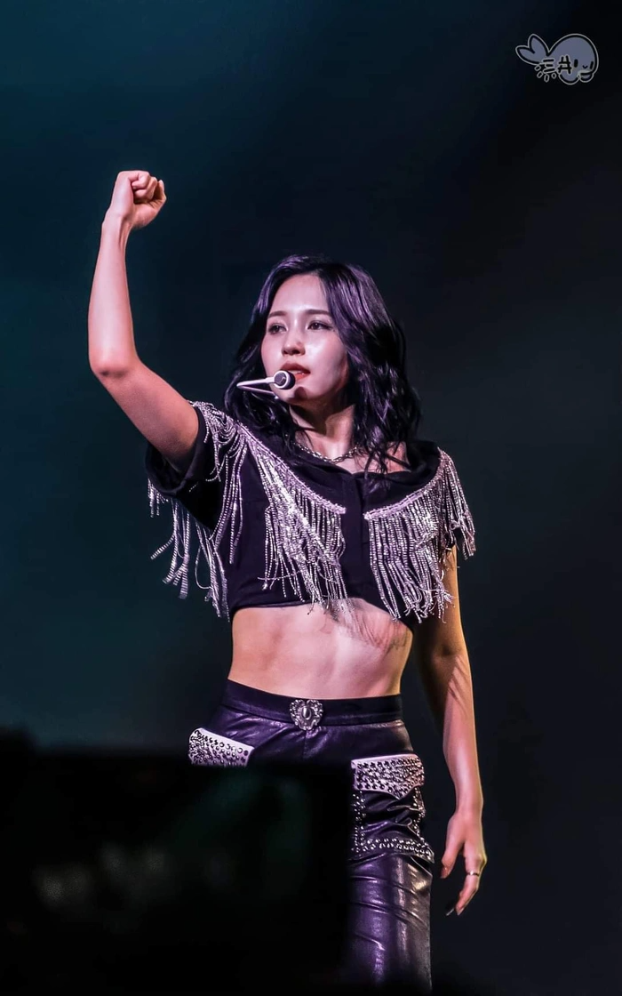 Idol nữ rủ nhau khoe cơ bụng: Jang Wonyoung 18 tuổi mà không kém ai