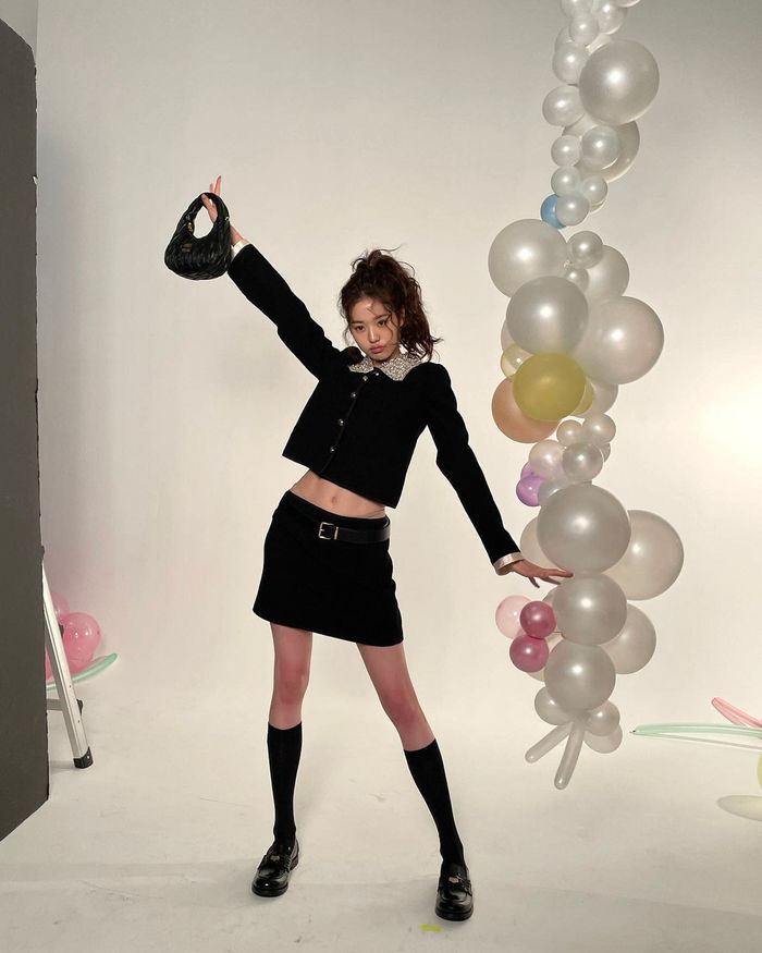 Idol nữ rủ nhau khoe cơ bụng: Jang Wonyoung 18 tuổi mà không kém ai