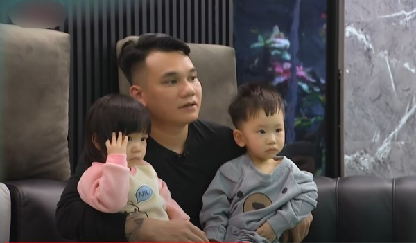 Khắc Việt một nách hai con, bất lực phải cầu cứu bà nội