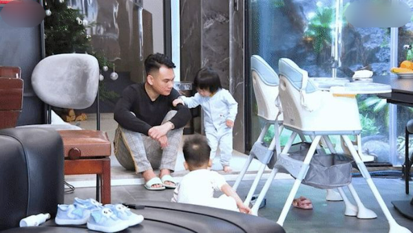 Khắc Việt một nách hai con, bất lực phải cầu cứu bà nội