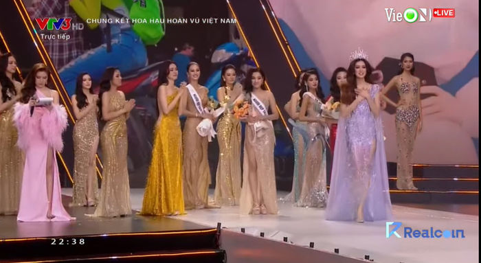 Khánh Vân rưng rưng trong màn final walk tại Hoa hậu Hoàn vũ Việt Nam