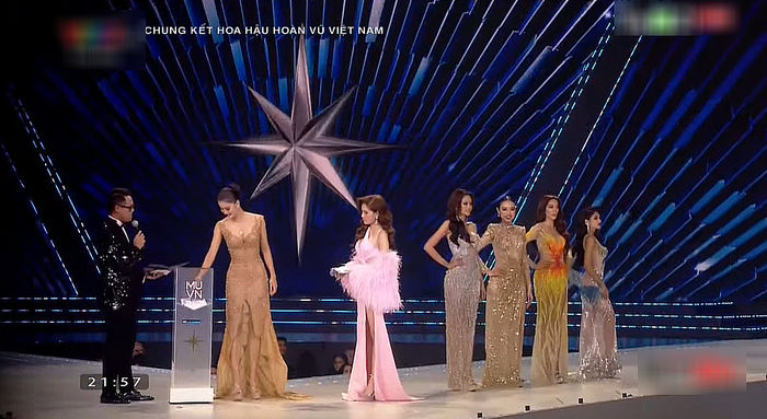 Khánh Vân rưng rưng trong màn final walk tại Hoa hậu Hoàn vũ Việt Nam