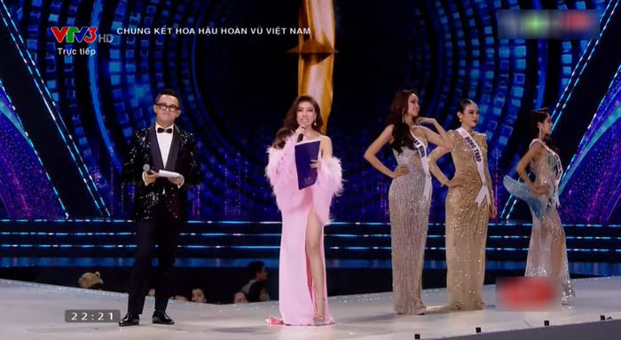 Khánh Vân rưng rưng trong màn final walk tại Hoa hậu Hoàn vũ Việt Nam