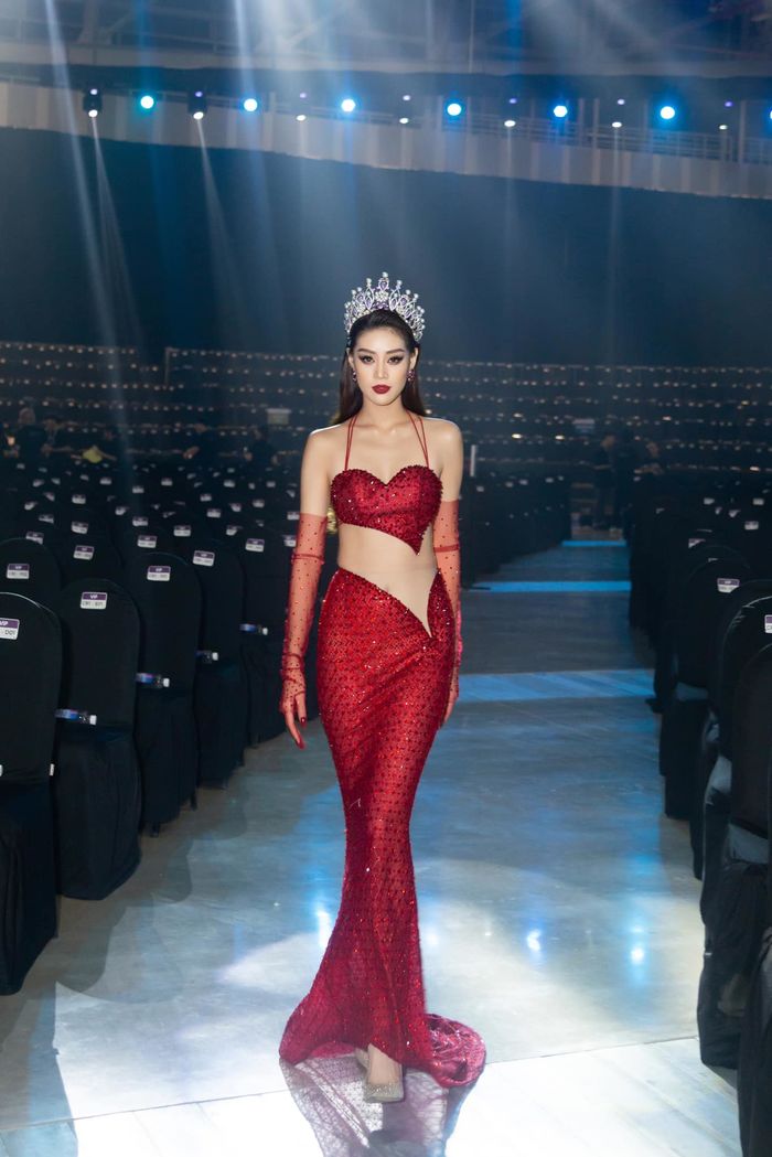 Khánh Vân rưng rưng trong màn final walk tại Hoa hậu Hoàn vũ Việt Nam