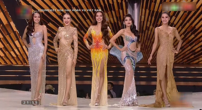 Khánh Vân rưng rưng trong màn final walk tại Hoa hậu Hoàn vũ Việt Nam