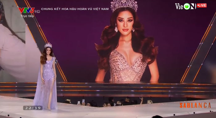 Khánh Vân rưng rưng trong màn final walk tại Hoa hậu Hoàn vũ Việt Nam