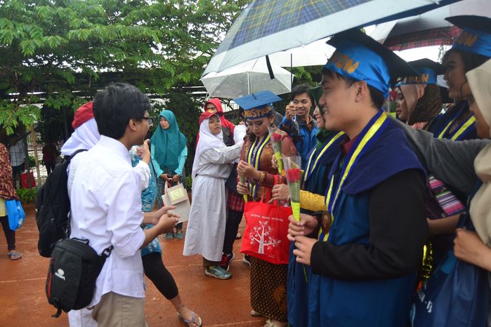 Khi con cái thành tài tri ân bố mẹ: Chụp ảnh cùng người cha nông dân