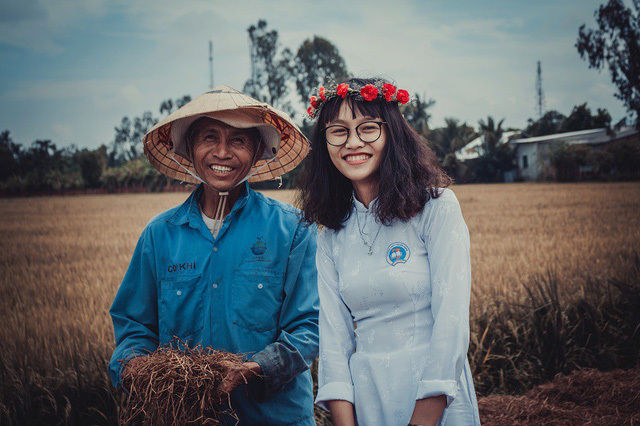 Khi con cái thành tài tri ân bố mẹ: Chụp ảnh cùng người cha nông dân