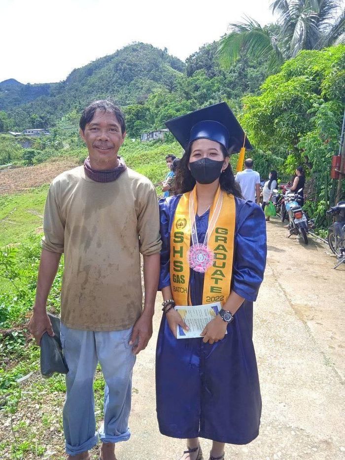Khi con cái thành tài tri ân bố mẹ: Chụp ảnh cùng người cha nông dân