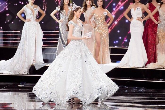 Khoảnh khắc final walk của các Hoa hậu Hoàn vũ: Khánh Vân rực rỡ