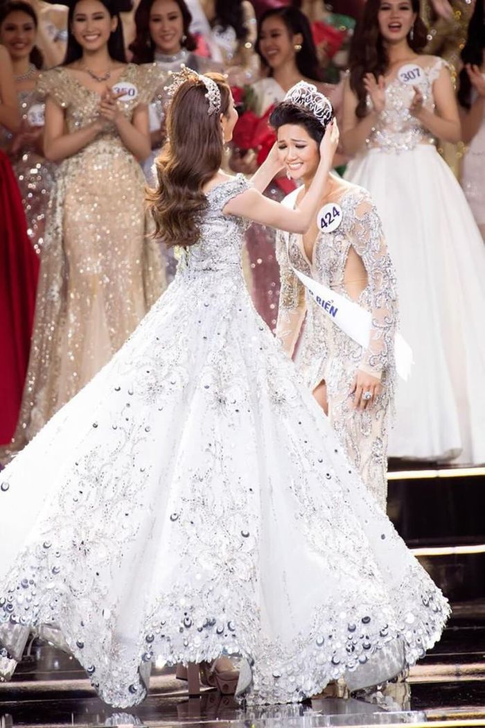 Khoảnh khắc final walk của các Hoa hậu Hoàn vũ: Khánh Vân rực rỡ