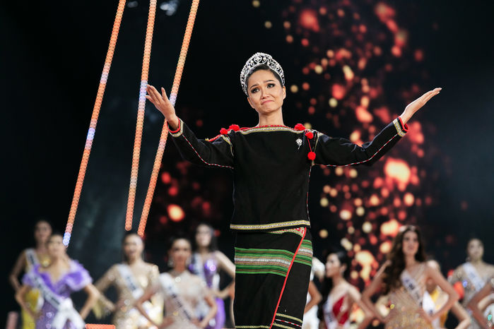 Khoảnh khắc final walk của các Hoa hậu Hoàn vũ: Khánh Vân rực rỡ