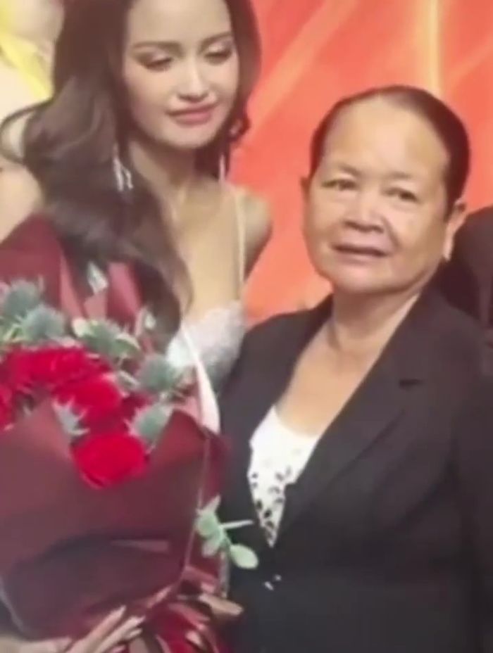 Mẹ Ngọc Châu 2 lần mừng con gái đăng quang: vẫn 1 chiếc áo sau 6 năm