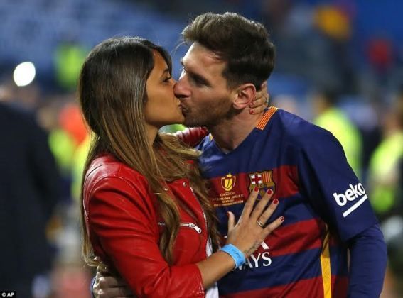Không học đồng đội cũ Pique bỏ tình 11 năm, Messi vẫn mê vợ đắm đuối