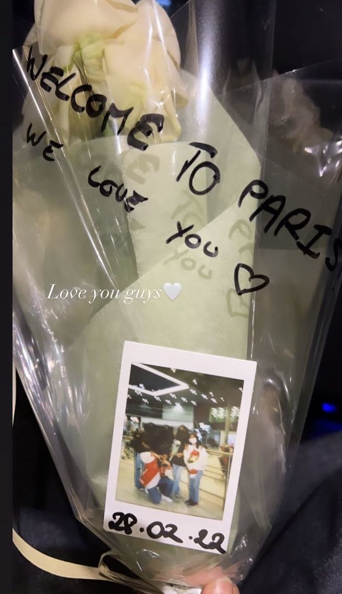 Kim Jisoo chưa khi nào hết ấm áp 6 năm qua: Mang sẵn kẹo để tặng fan