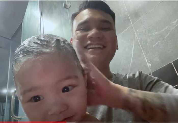 Làm cha khó lắm: Khắc Việt lấy nhầm chậu vệ sinh gội đầu cho con
