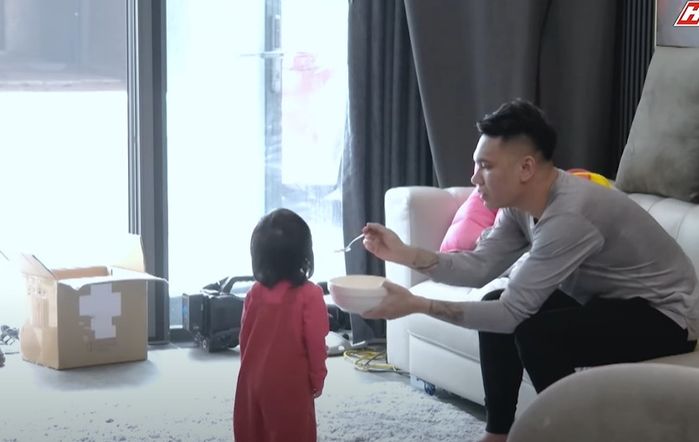 Làm cha khó lắm: Khắc Việt lấy nhầm chậu vệ sinh gội đầu cho con