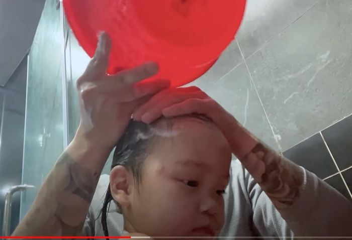 Làm cha khó lắm: Khắc Việt lấy nhầm chậu vệ sinh gội đầu cho con