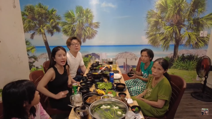 Chồng bà Nhân Vlog lần đầu về Việt Nam đón sinh nhật cùng vợ