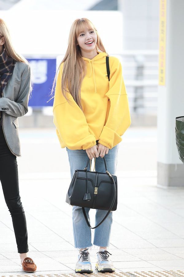 Lisa 5 lần 7 lượt mê hoodie ở sân bay: Biến thành croptop cưng xỉu