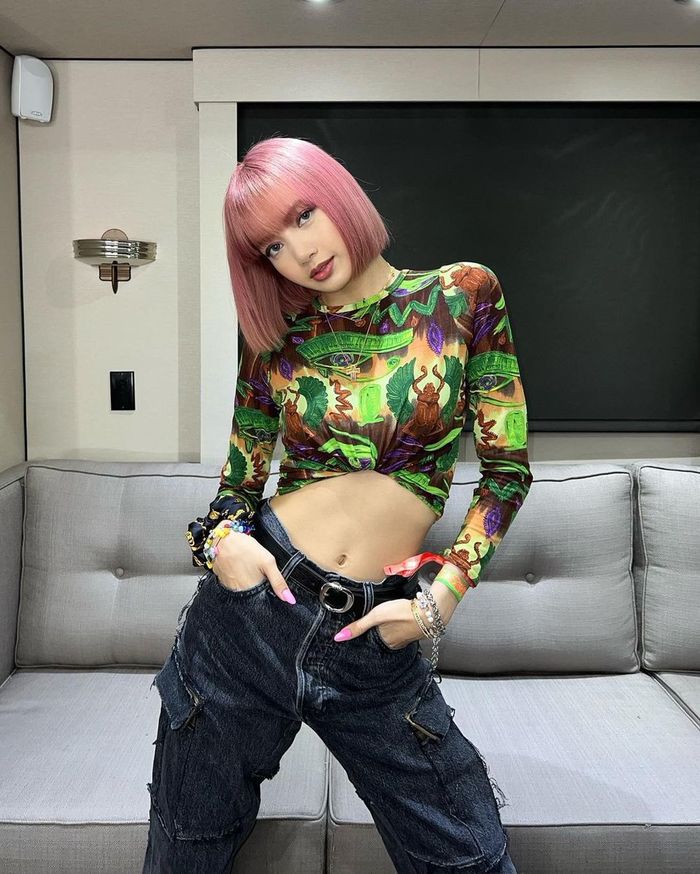 Lisa chuẩn danh thánh chuyên trị outfit nổi: Cân đẹp sắc vàng