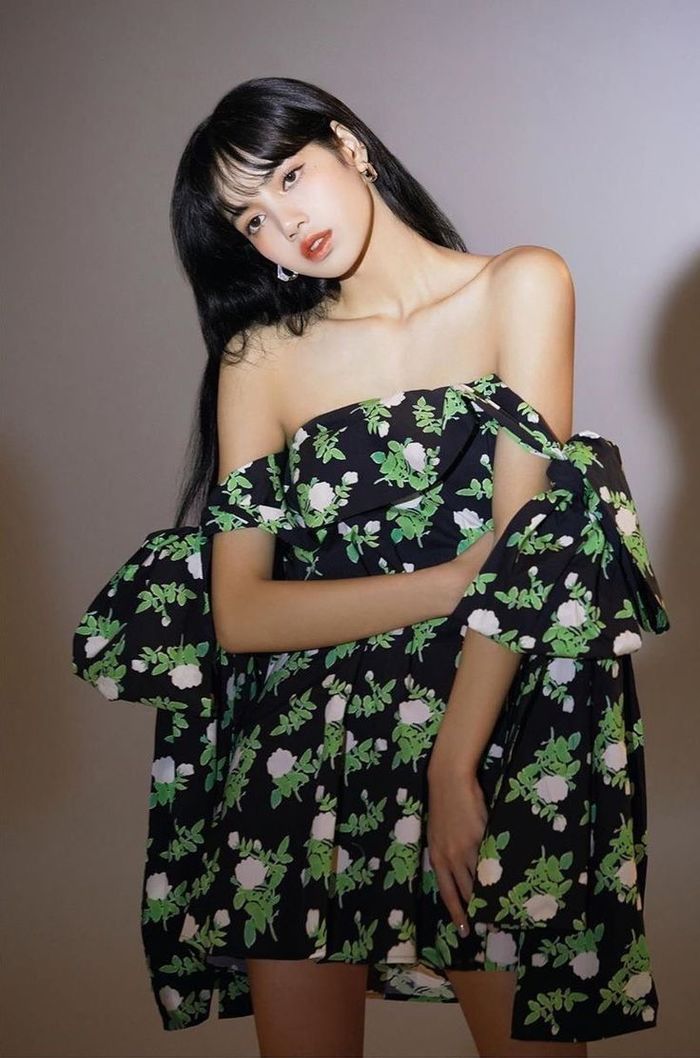 Lisa chuẩn danh thánh chuyên trị outfit nổi: Cân đẹp sắc vàng