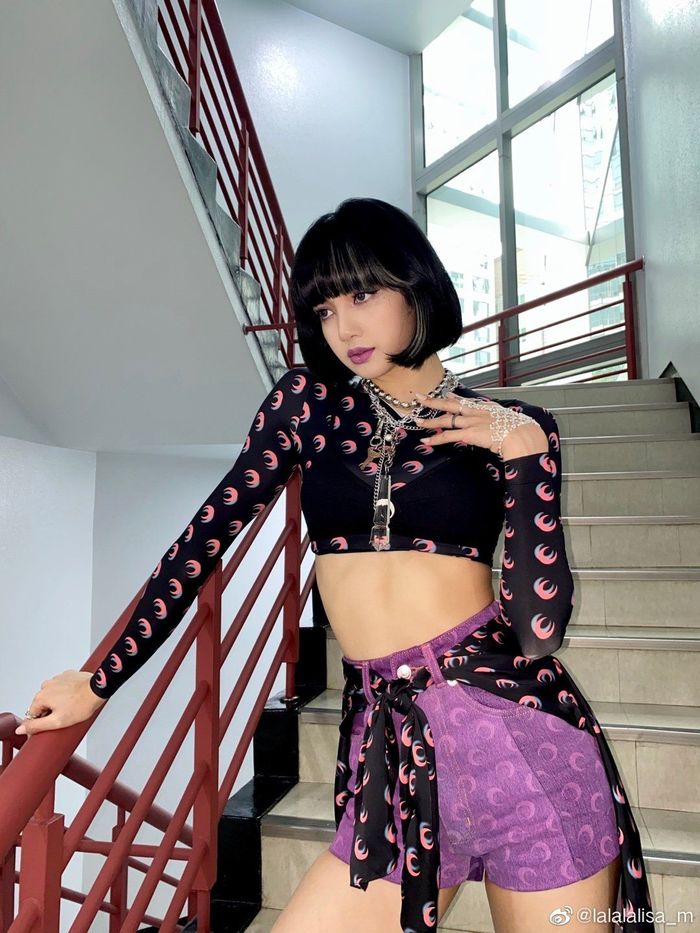 Lisa chuẩn danh thánh chuyên trị outfit nổi: Cân đẹp sắc vàng