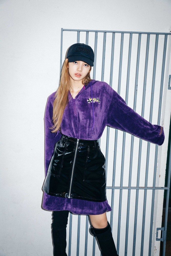 Lisa chuẩn danh thánh chuyên trị outfit nổi: Cân đẹp sắc vàng