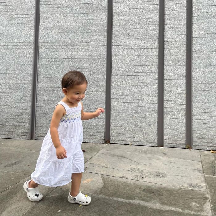 Lisa sao y bản chính mẹ Hà: pose dáng cực xịn dù mới hơn 1 tuổi