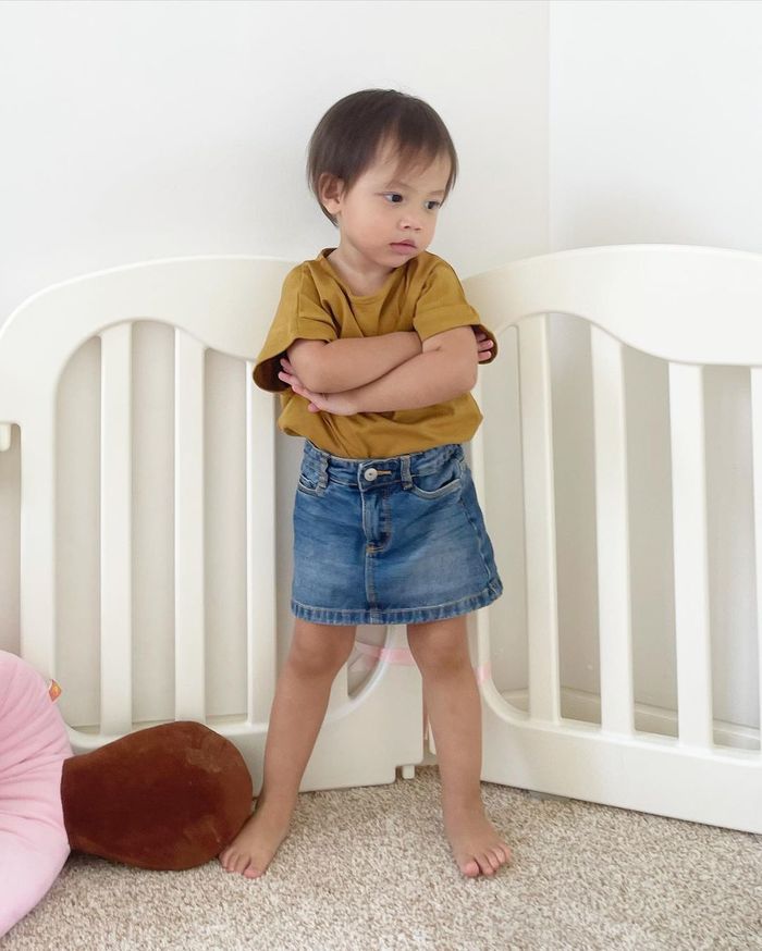 Lisa sao y bản chính mẹ Hà: pose dáng cực xịn dù mới hơn 1 tuổi