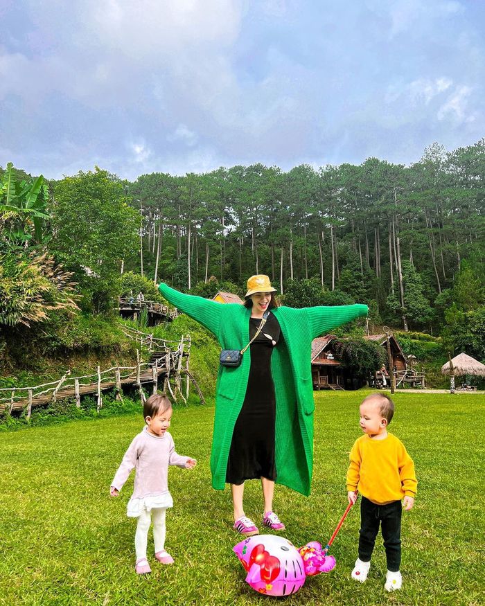 Lisa sao y bản chính mẹ Hà: pose dáng cực xịn dù mới hơn 1 tuổi