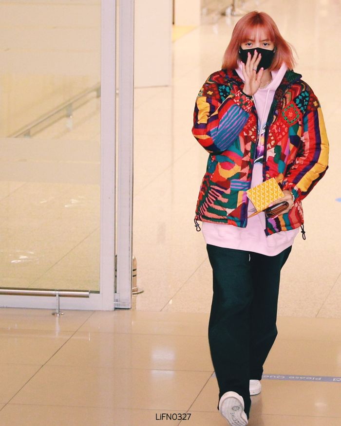 Lisa 5 lần 7 lượt mê hoodie ở sân bay: Biến thành croptop cưng xỉu