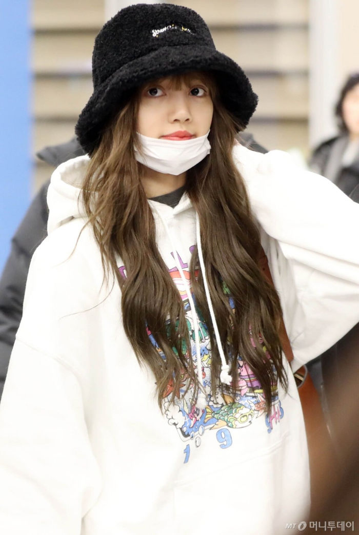 Lisa 5 lần 7 lượt mê hoodie ở sân bay: Biến thành croptop cưng xỉu