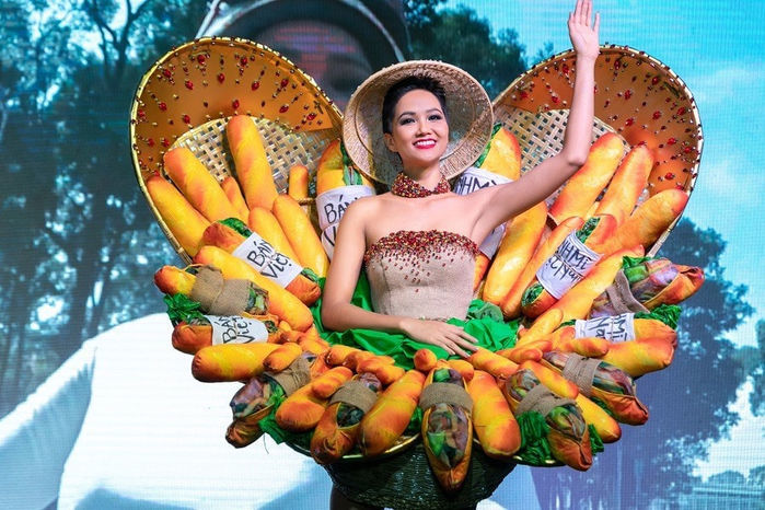 Loạt trang phục dân tộc đậm chất ẩm thực Việt: Bánh tráng lên ngôi