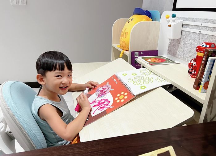 Lương Thế Thành - Thúy Diễm mừng sinh nhật con trai trong rừng thông