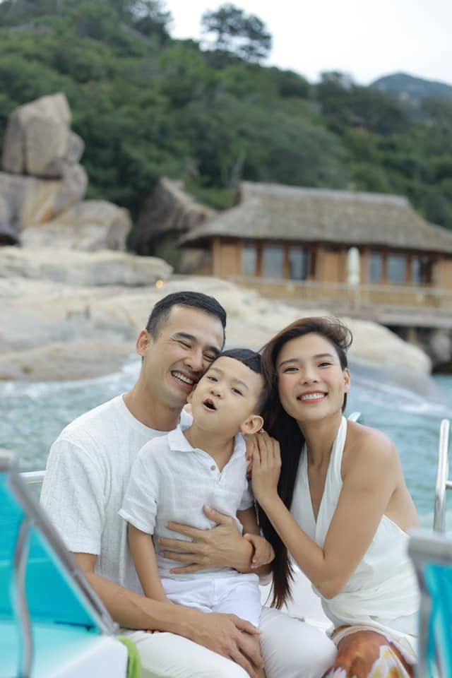 Lương Thế Thành - Thúy Diễm mừng sinh nhật con trai trong rừng thông