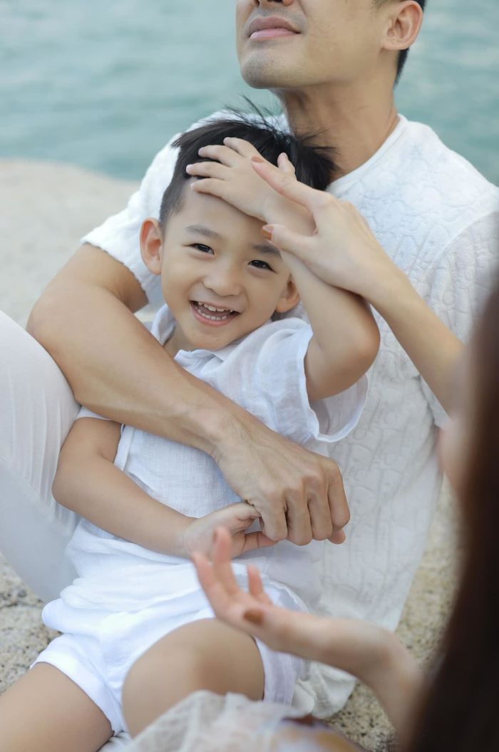 Lương Thế Thành - Thúy Diễm mừng sinh nhật con trai trong rừng thông