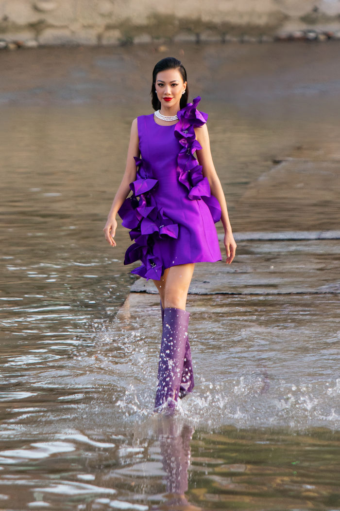 Lần đầu tiên có ở Vbiz: mẫu Việt diễn catwalk dưới sông, trời thì tối
