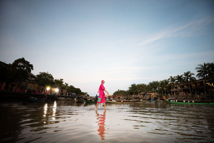 Lần đầu tiên có ở Vbiz: mẫu Việt diễn catwalk dưới sông, trời thì tối