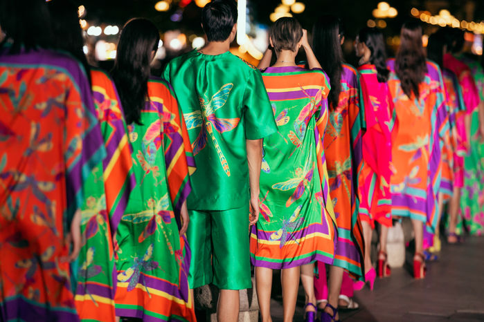 Lần đầu tiên có ở Vbiz: mẫu Việt diễn catwalk dưới sông, trời thì tối