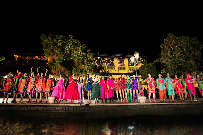 Lần đầu tiên có ở Vbiz: mẫu Việt diễn catwalk dưới sông, trời thì tối