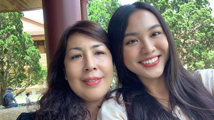 Mẹ Á hậu 2 HHHV ủng hộ con gái hết lòng, bất ngờ khi con lọt top 3