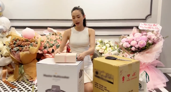 Minh Hằng nhận quà sinh nhật chất đầy biệt thự 30 tỷ đồng của chồng