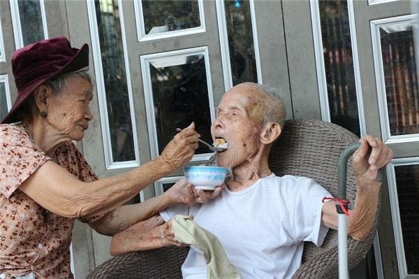 Mối tình ông bà 50 năm vẫn ngọt như mía lùi: Em thương anh