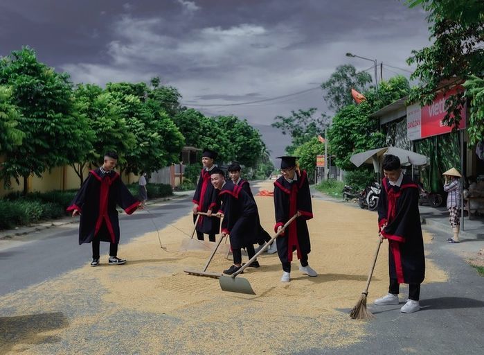 Muôn kiểu chụp ảnh kỷ yếu thời học sinh: Chỉ cần cào lúa đã có ảnh đẹp