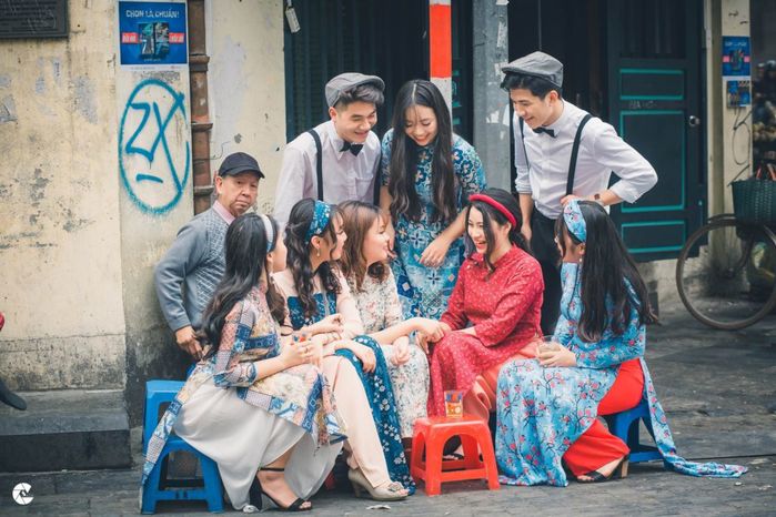 Muôn vàn kiểu chụp ảnh kỷ yếu: Tả tơi nhất vẫn là “ném bột màu”