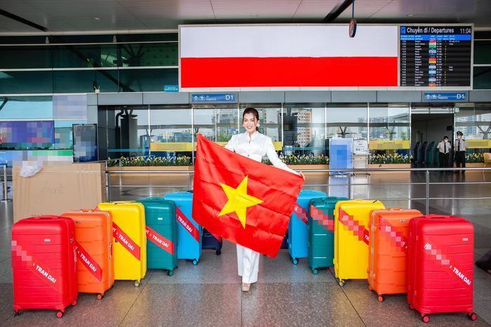 Mỹ nhân Việt diện váy lục sắc: Trân Đài tinh tế từ vali đến váy áo