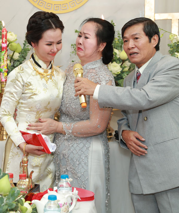 Mỹ nhân Việt được mẹ tặng quà xuất giá: vàng vòng, có cả sổ đỏ 