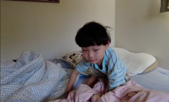 Ngày đầu tiên đi học của bé Sa: Dù còn bỡ ngỡ nhưng rất tự giác