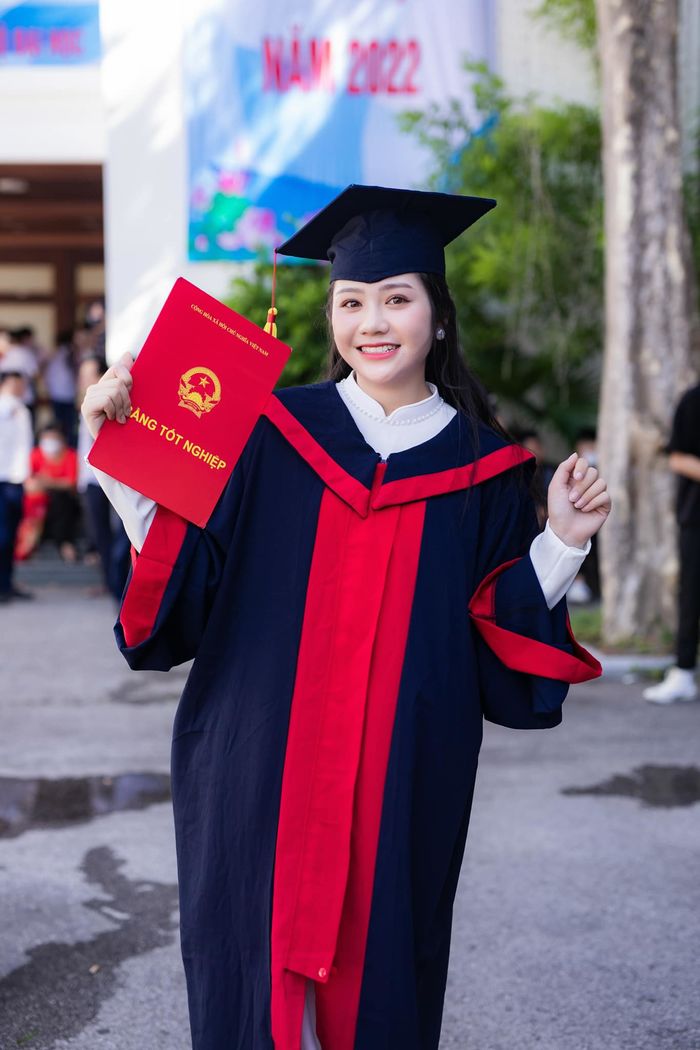 Nữ sinh đang học năm 3 thì bận đẻ liền hai bé, vẫn xuất sắc lấy bằng